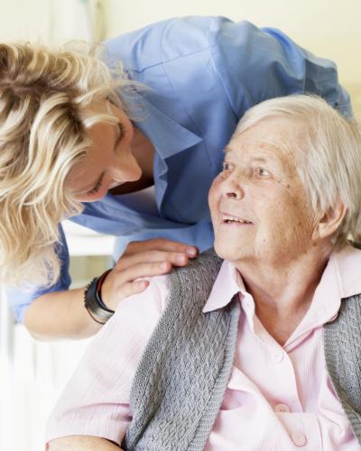 Une dame veille sur sa mère âgée