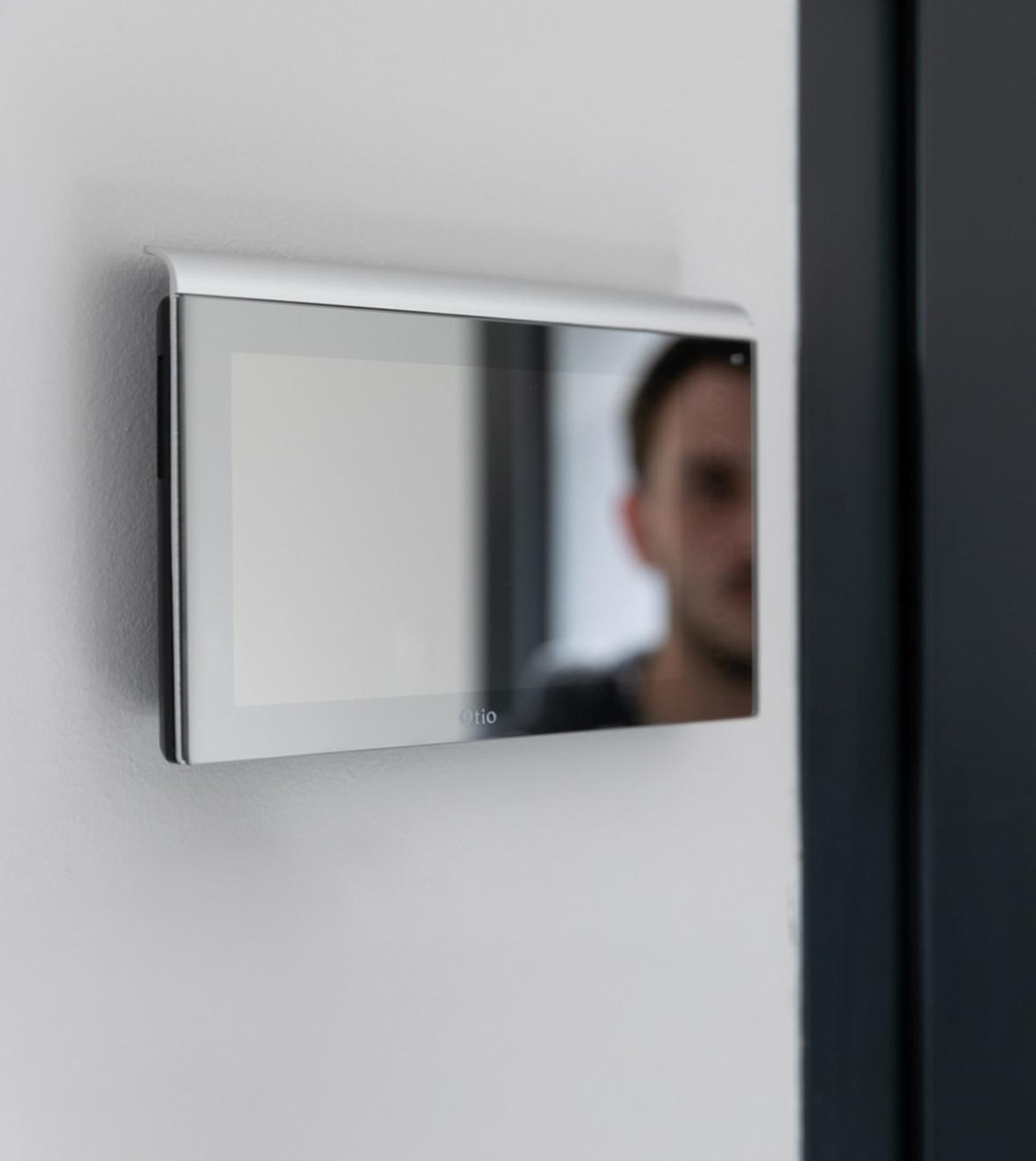 Le portier vidéo effet miroir d'Otio est parfait à côté de la porte d'entrée